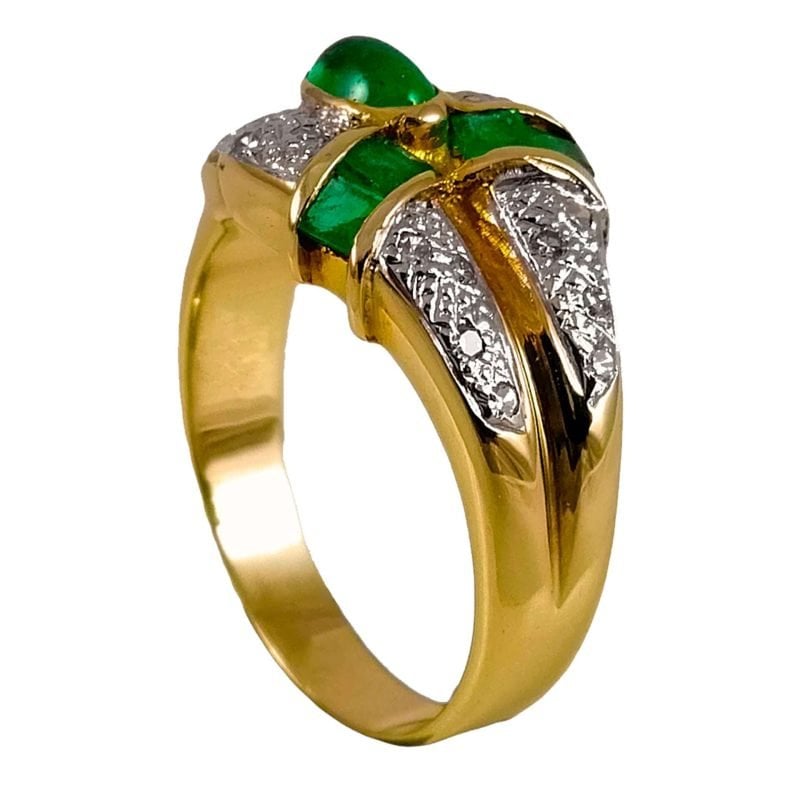 Anillo de oro amarillo italiano con esmeraldas y chispas de brillantes