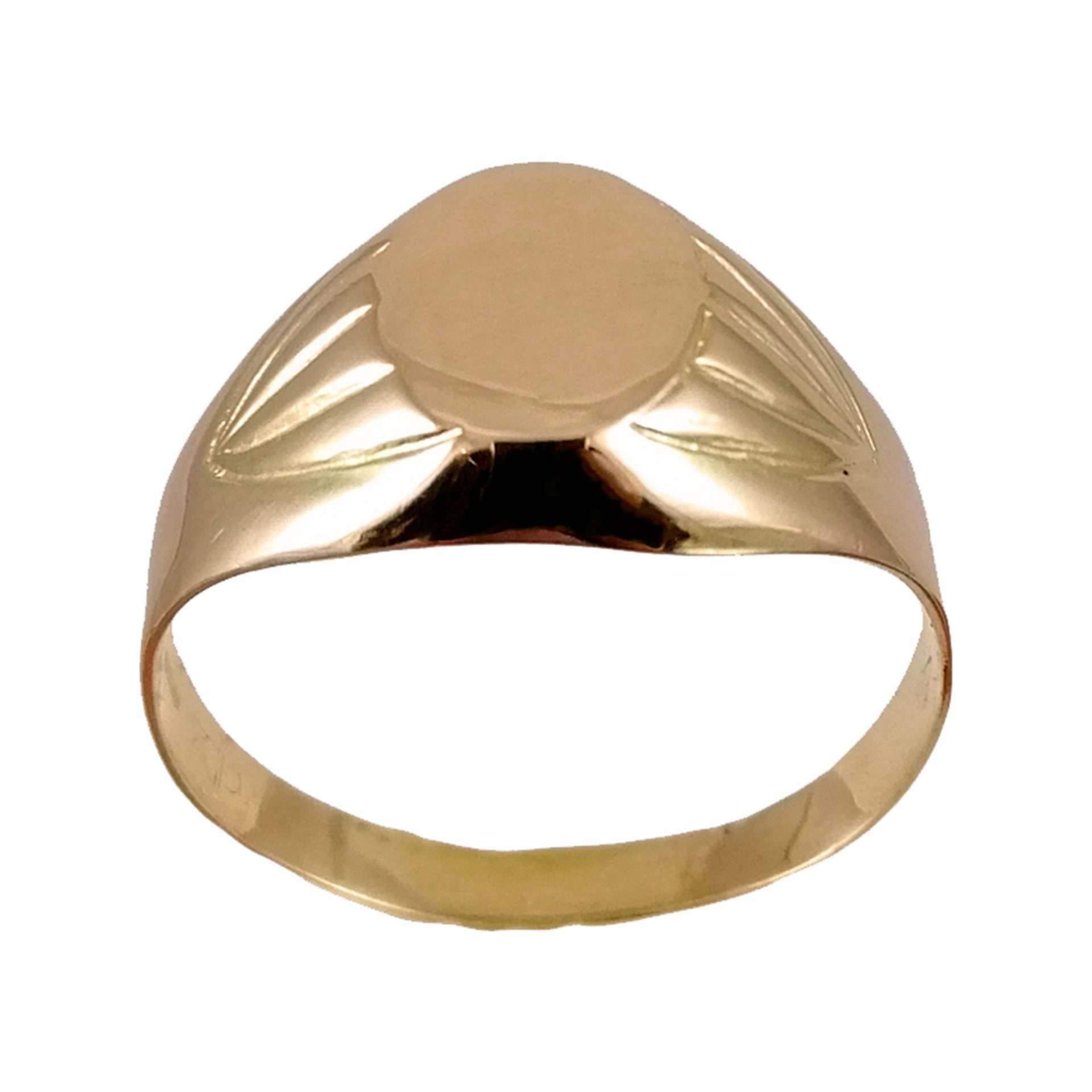 Anillo de oro amarillo modelo sello con detalles al costado