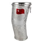 Guampa forrada de plata con bandera esmaltada