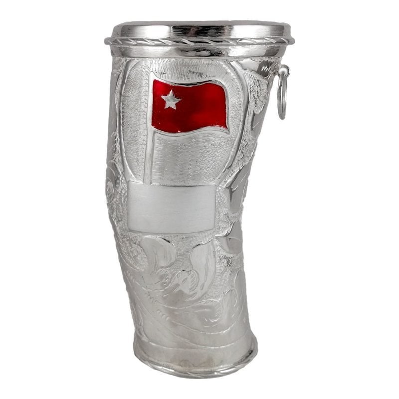 Guampa forrada de plata con bandera esmaltada