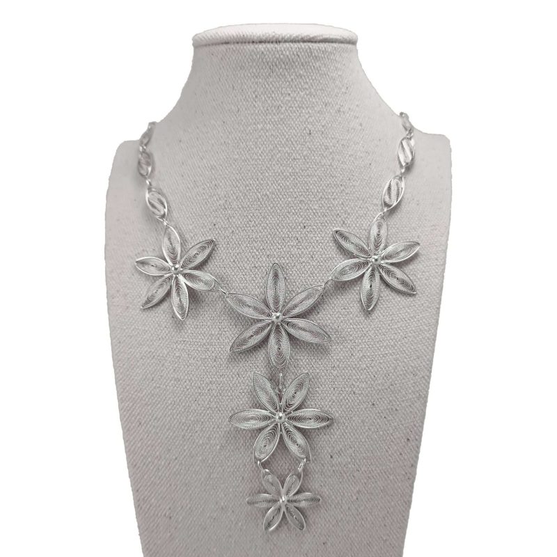 Collar de plata filigrana con diseños de margaritas grandes