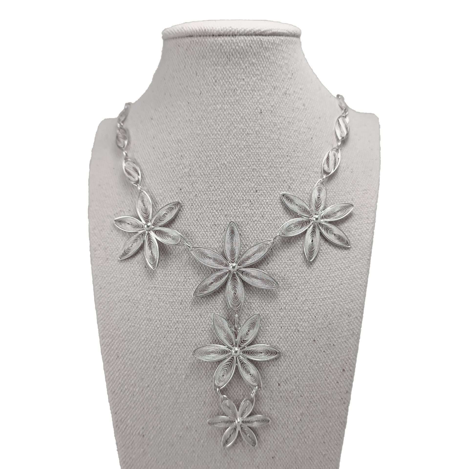 Collar de plata filigrana con diseños de margaritas grandes