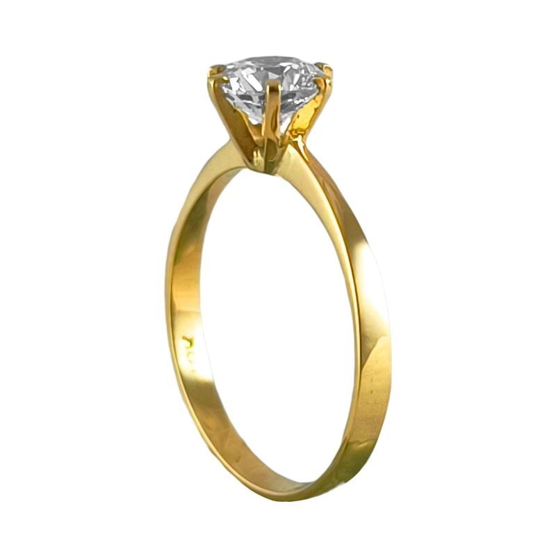 Solitario de oro amarillo estilo italiano simple con piedra circón central