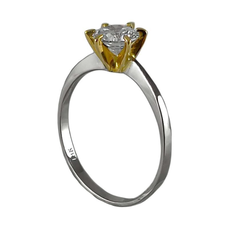 Solitario en oro blanco con engarce en oro amarillo y circón blanco