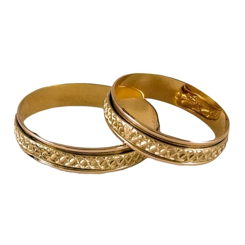 Par de alianzas de oro amarillo con centro giratorio y diseño marcado
