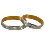 Par de alianzas de oro amarillo con centro en oro blanco y detalles