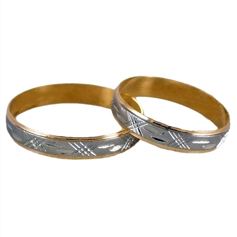 Par de alianzas de oro amarillo con centro en oro blanco y detalles