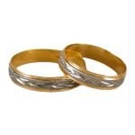 Par de alianzas de oro amarillo con centro en oro blanco y detalles