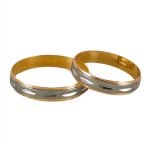 Par de alianzas de oro amarillo con centro en oro blanco y detalles
