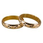 Par de alianzas de oro amarillo modelo dos capas con marcados en el centro