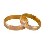 Par de alianzas en oro amarillo con cuadrados en tres colores centrales