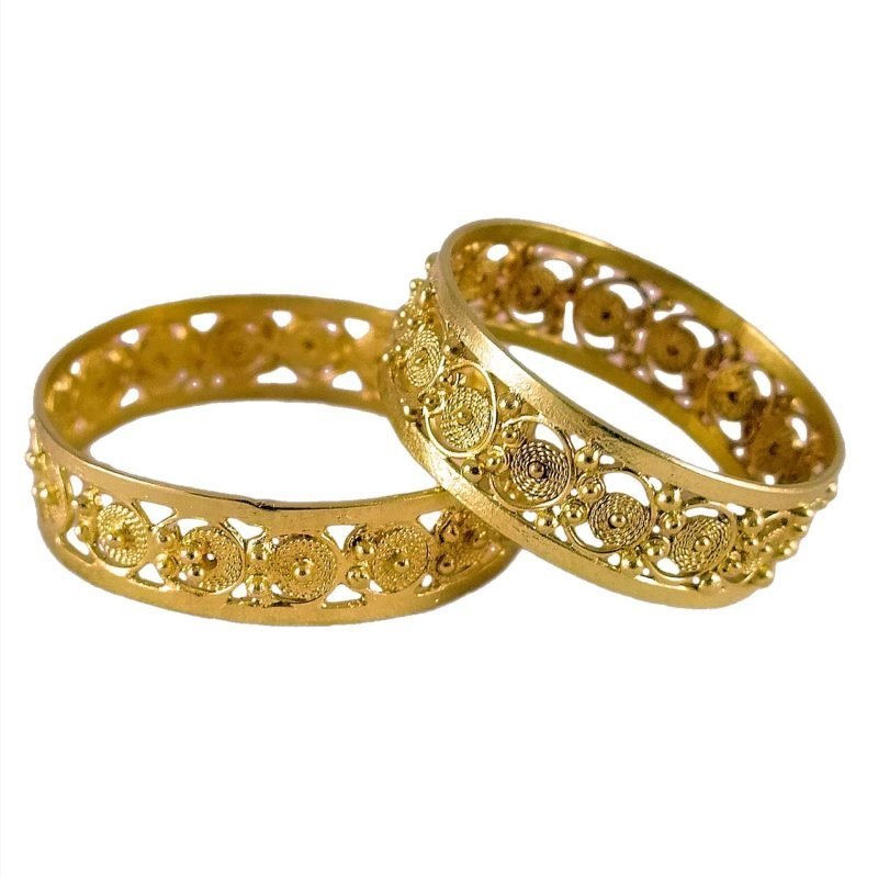 Par de alianzas de oro amarillo con detalles en filigrana
