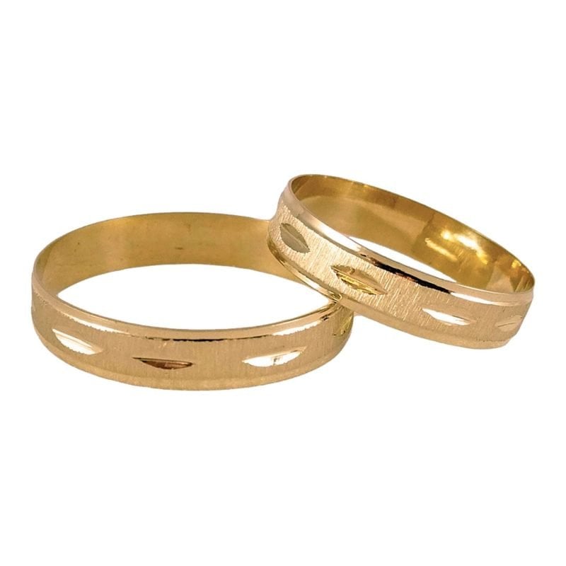 Par de alianzas de oro amarillo nacional lisa con satinado en medio y rayas