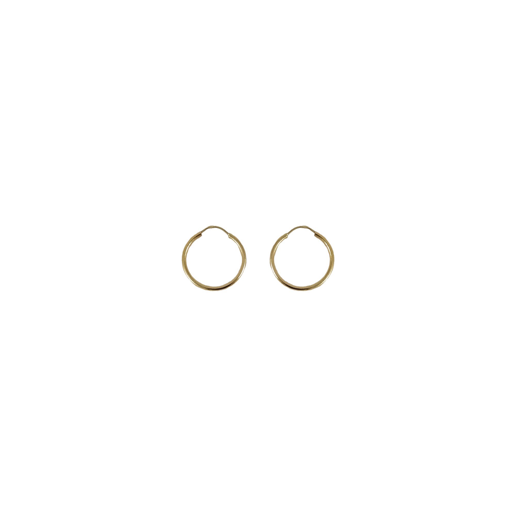 Aros de oro amarillo nacional modelo argolla redondeada fina