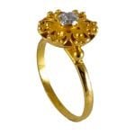 Anillo de oro amarillo modelo filigrana diseño de flor y circón blanco