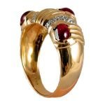 Anillo de oro amarillo italiano estilo carretón con rubíes y brillantes