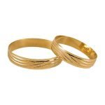 Par de alianzas de oro amarillo nacional lisa con satinado en medio y detalles en ondas