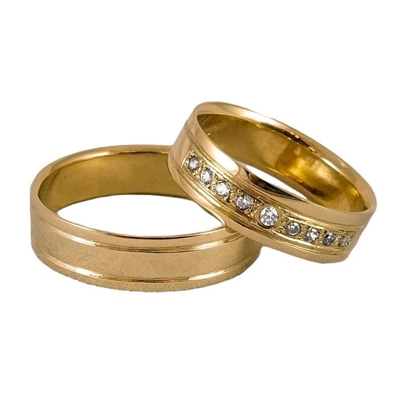 Par de alianzas de oro amarillo enmarcados con piedras circones blancas