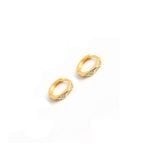 Aros Huggies de plata con enchapado en oro modelo biselado con circones