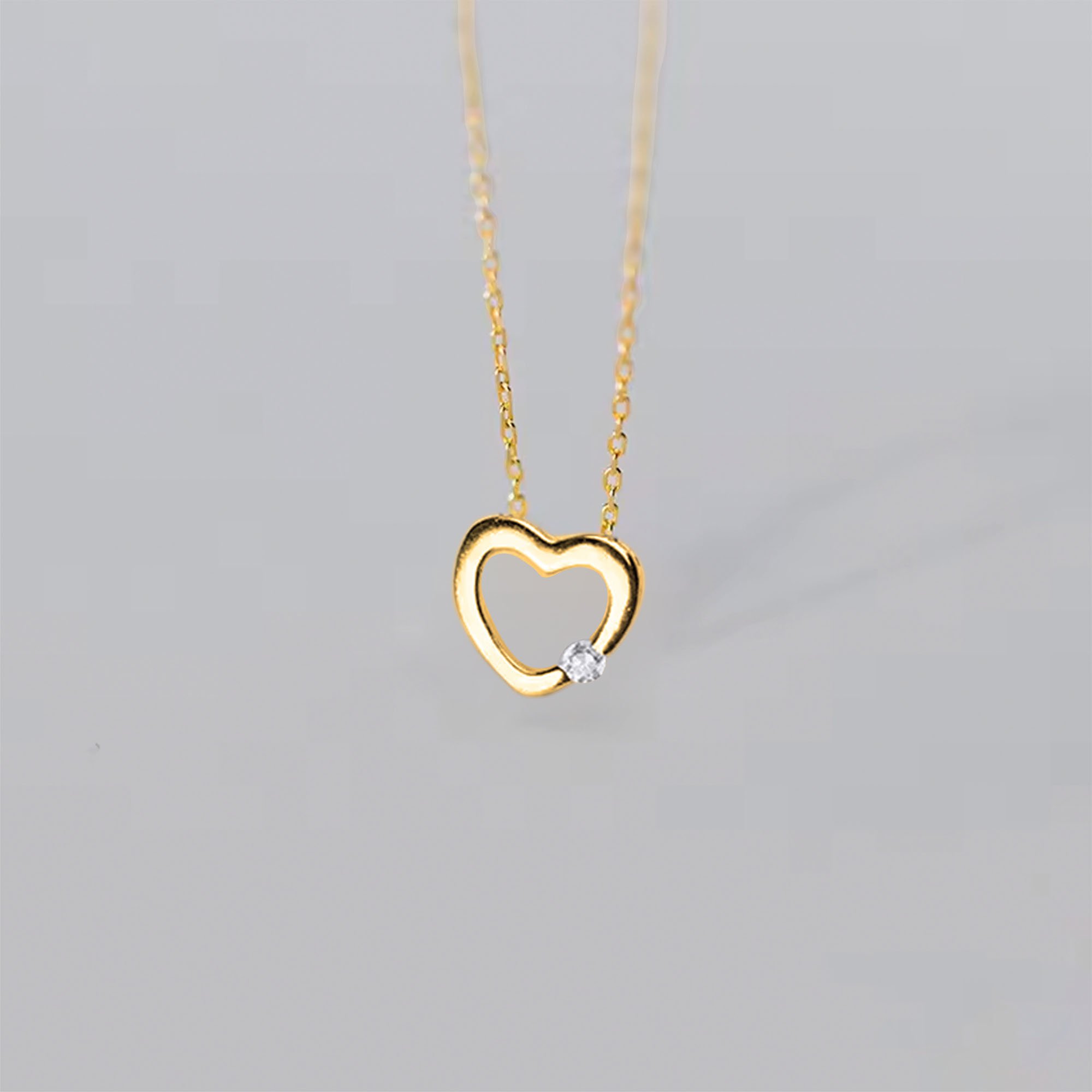 Cadena de Plata con enchapado en oro y dije de corazón calado y circón