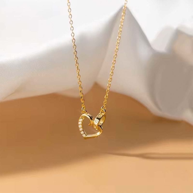 Cadena de plata enchapada en oro con corazón enlazado y circones