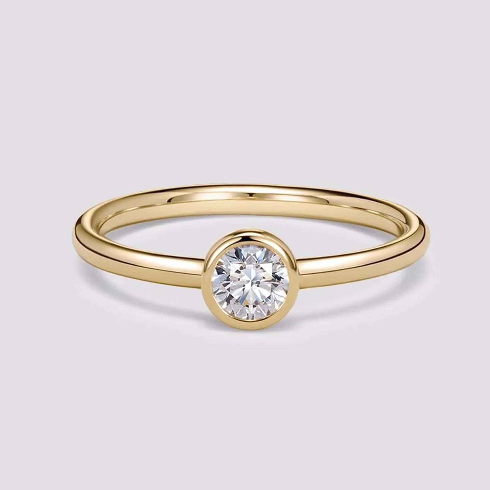Anillo de plata con enchapado en oro y piedra moissanita 5mm 0.5ct D