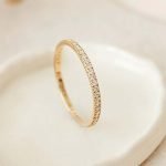 Solitario de oro amarillo italiano modelo sinfin con circones blancos