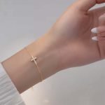 Pulsera de plata con enchapado en oro con cruz y circones