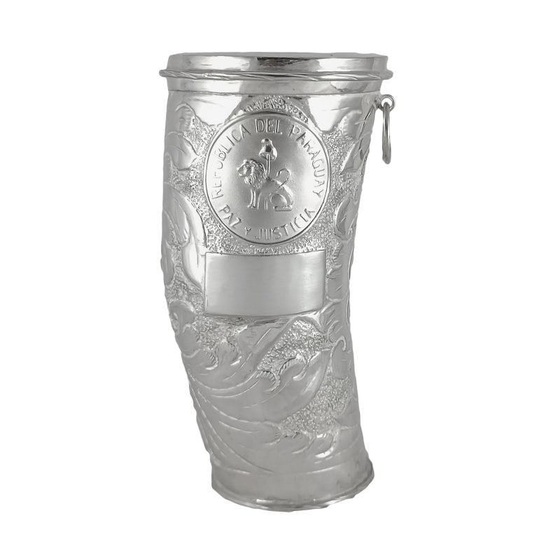 Guampa forrada de plata con diseño