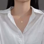 Cadena de plata con enchapado en oro y dije de hoja y circones