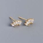 Aros de plata con enchapado en oro modelo corona simple y circones