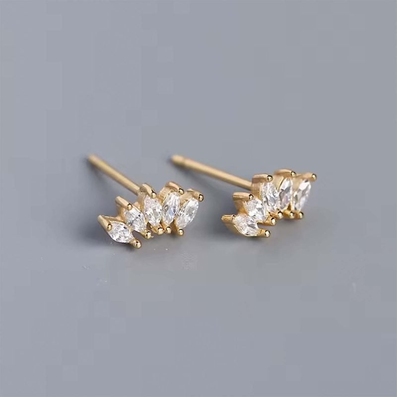 Aros de plata con enchapado en oro modelo corona simple y circones