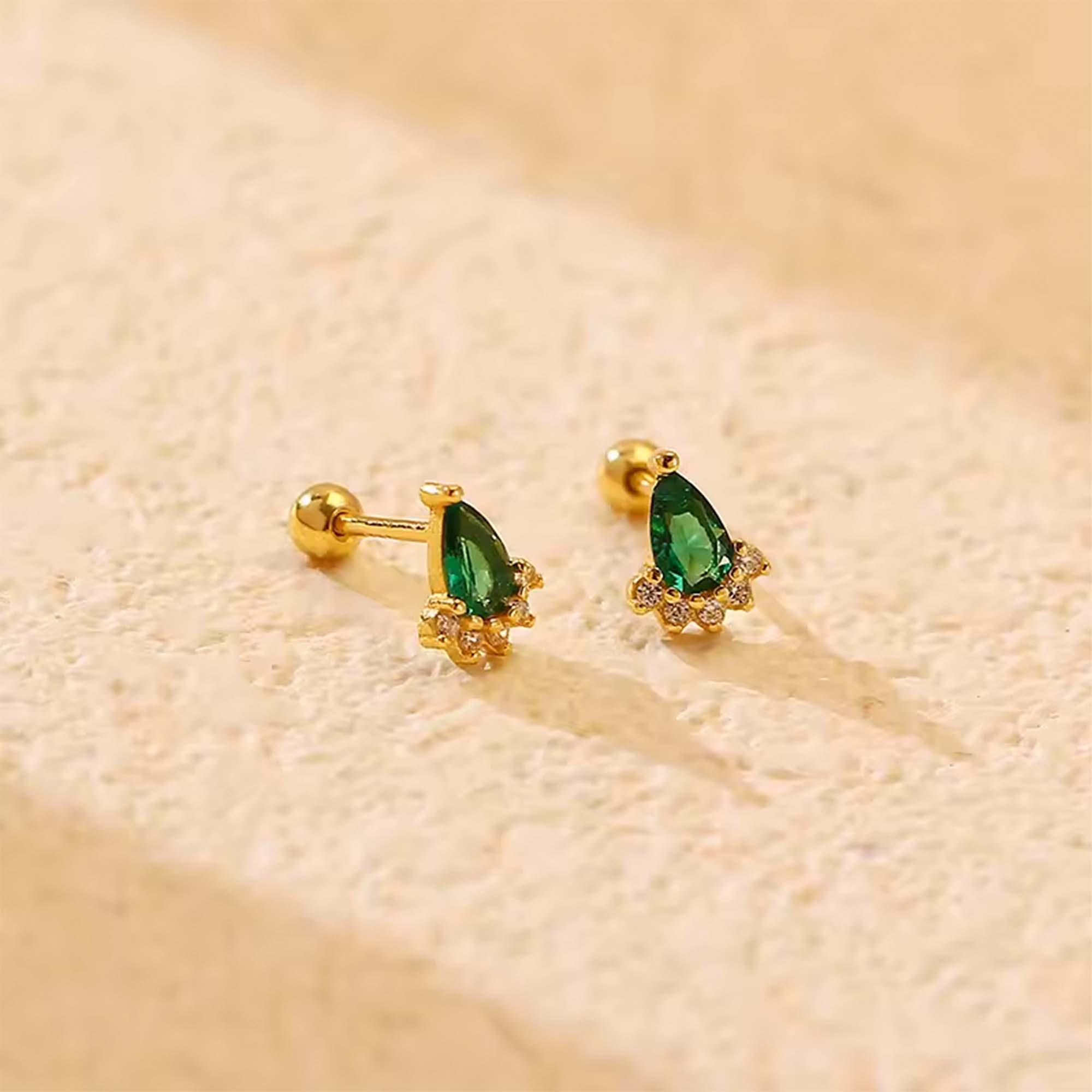 Aros a rosca de plata con enchapado en oro modelo roseta con circones verdes y blancos