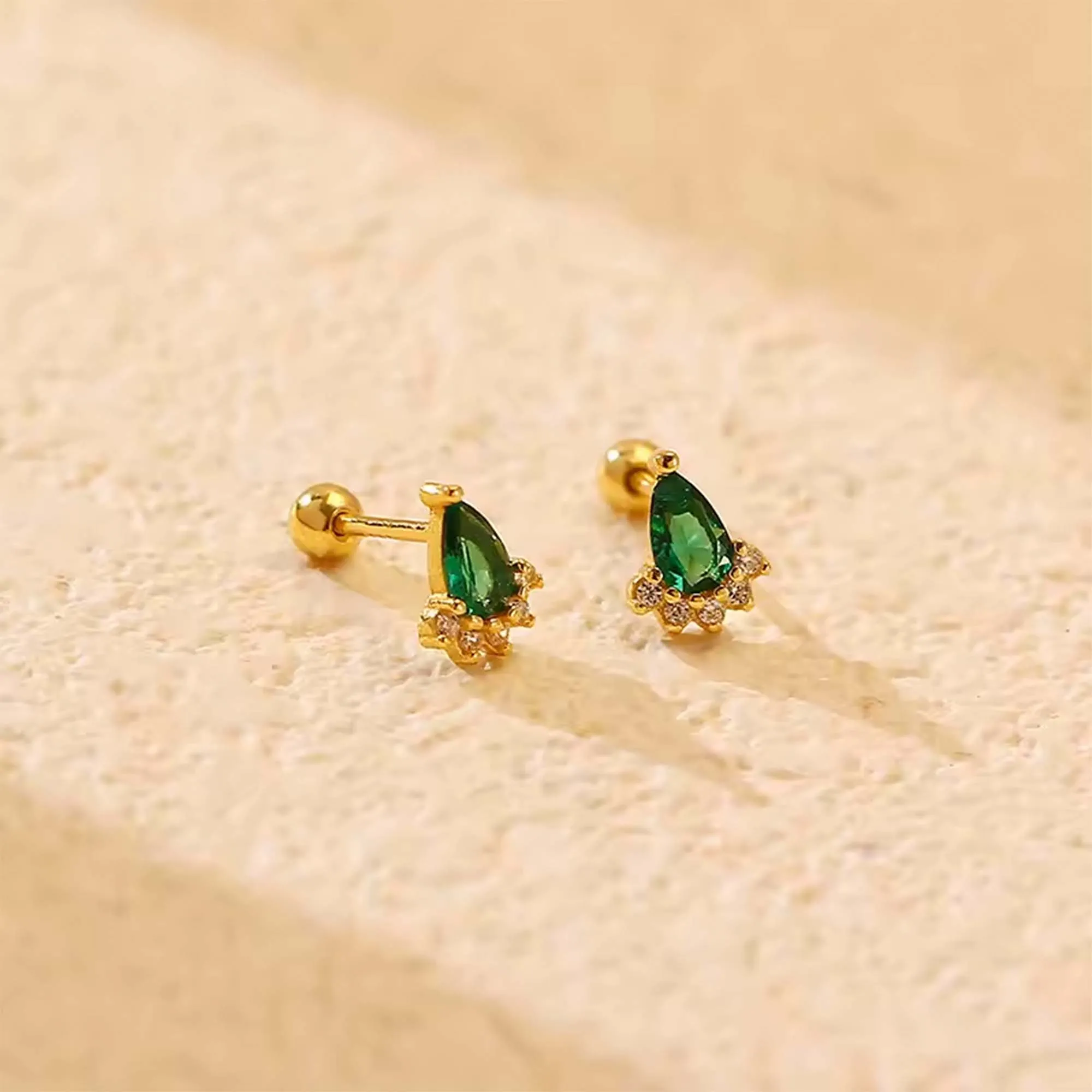 Aros a rosca de plata con enchapado en oro modelo roseta con circones verdes y blancos