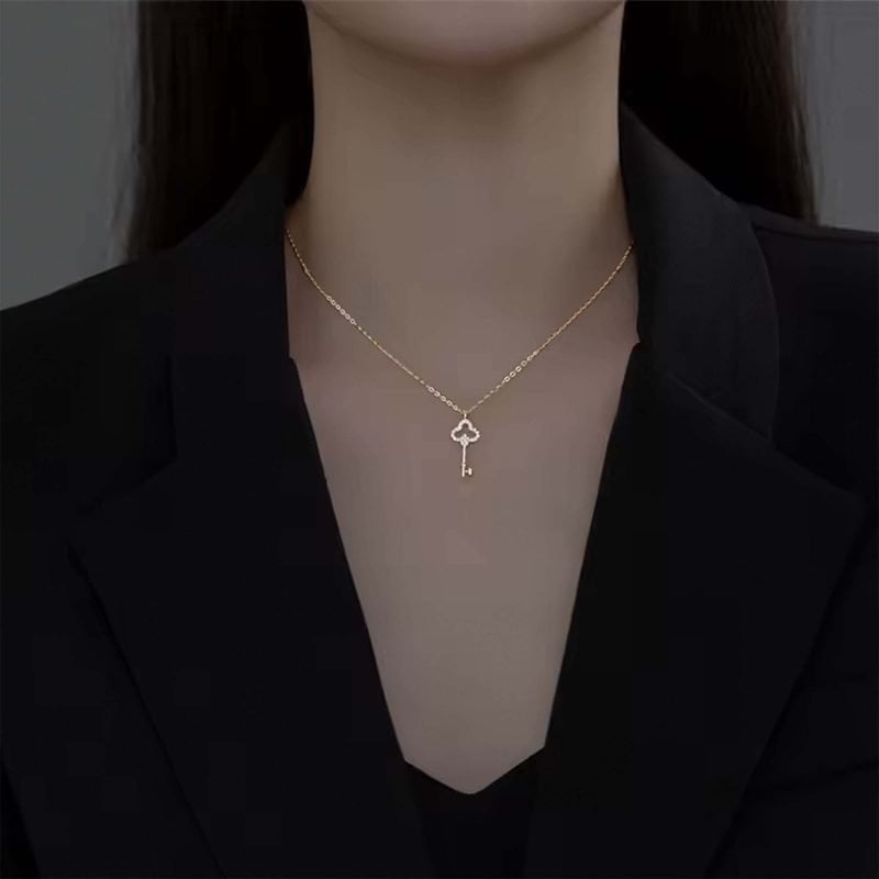 Cadena de Plata con enchapado en oro y llave con circones