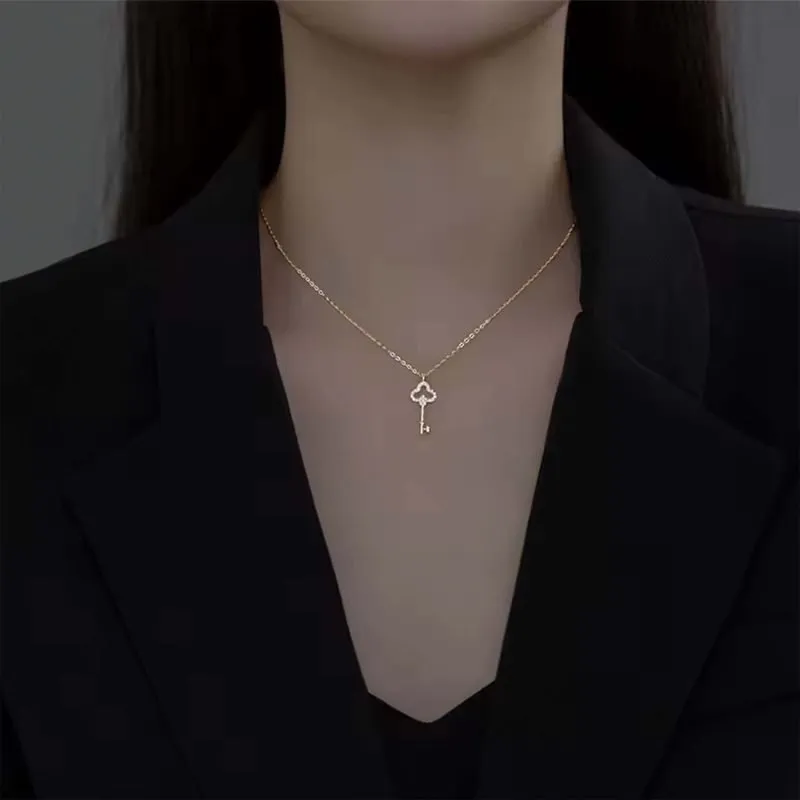 Cadena de Plata con enchapado en oro y llave con circones