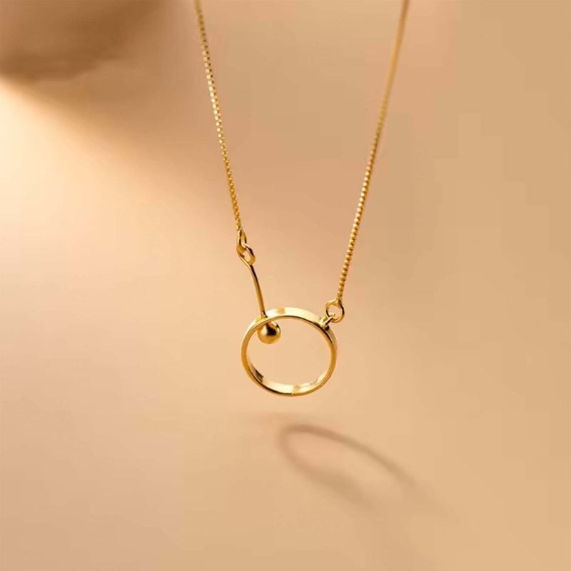 Cadena de plata con enchapado en oro modelo anillo colgante con bolita y barra