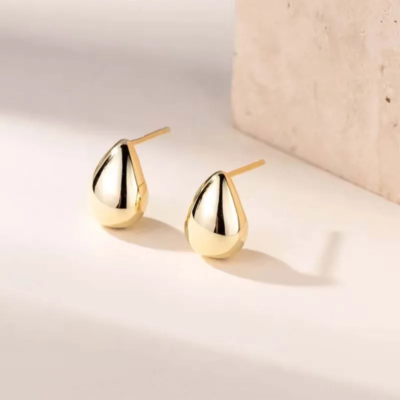 Aros de plata con enchapado en oro modelo gota hueca