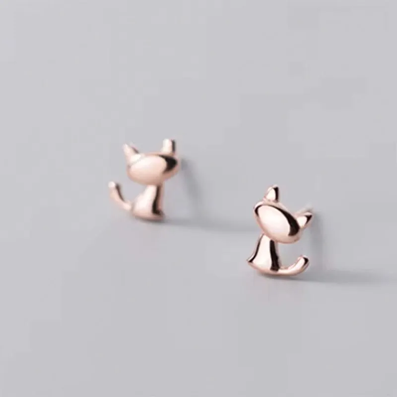 Aros de plata con enchapado en oro rosa con diseño de gatito