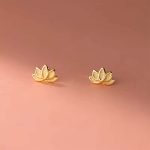 Aros de plata con enchapado en oro modelo flor de loto