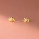 Aros de plata con enchapado en oro modelo flor de loto