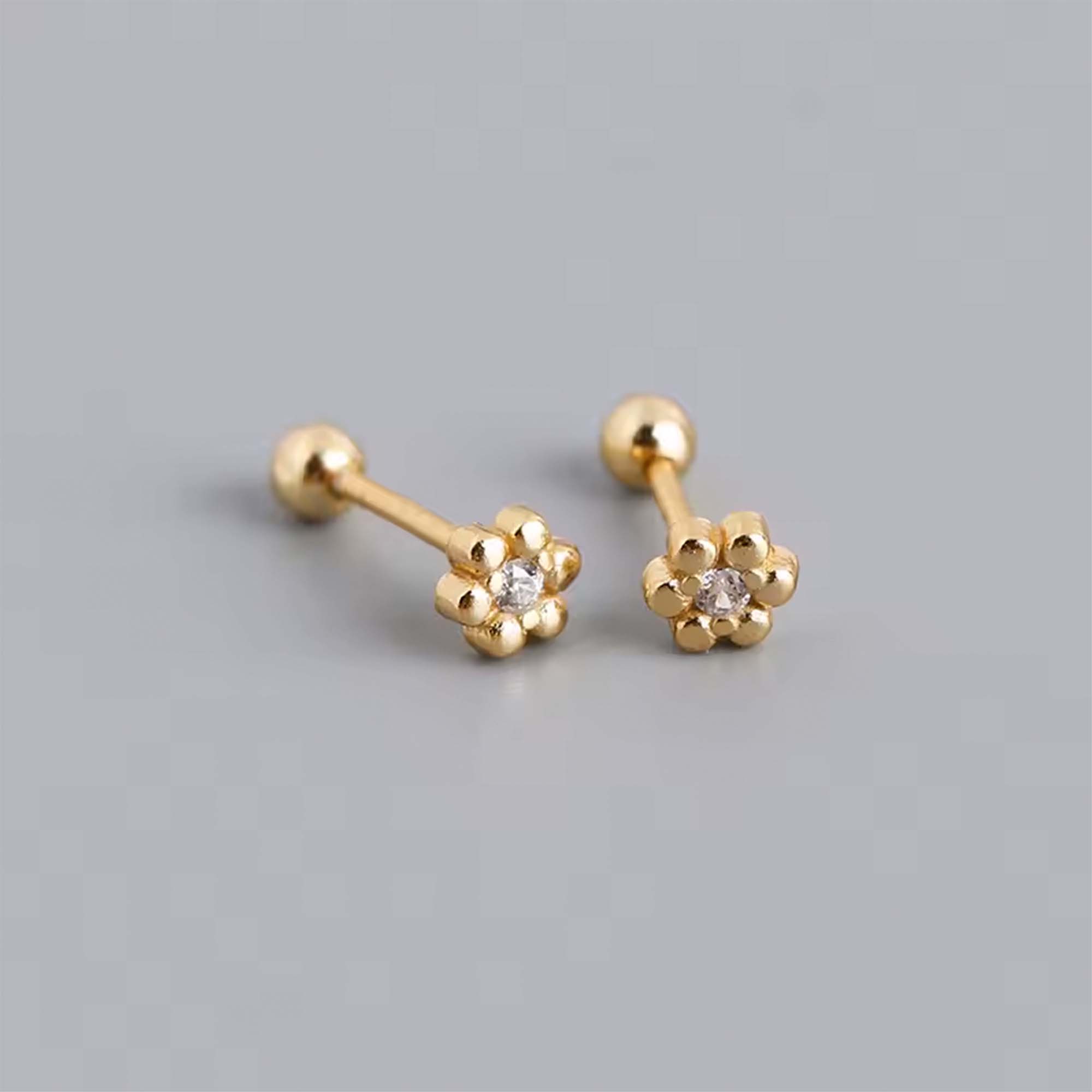 Aros a rosca de plata con enchapado en oro modelo flor con petalos bolita y circones