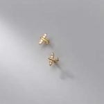 Aros de plata con enchapado en oro amarillo modelo con diseño de avión y circones