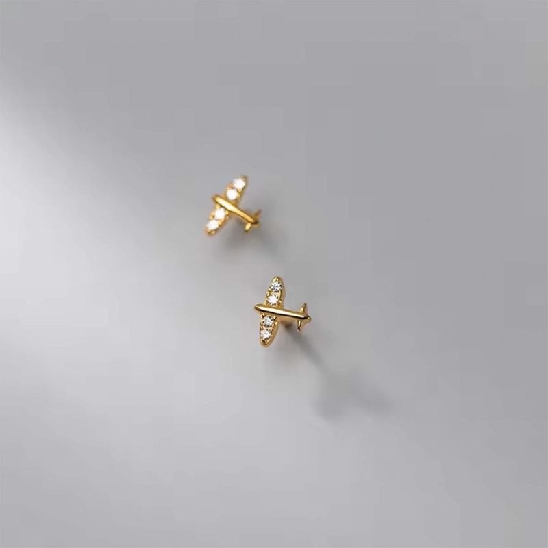 Aros de plata con enchapado en oro amarillo modelo con diseño de avión y circones