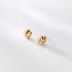 Aros de plata con enchapado en oro diseño nudo de amor