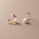 Aros a rosca de plata con enchapado en oro diseño piercing con perla de agua dulce