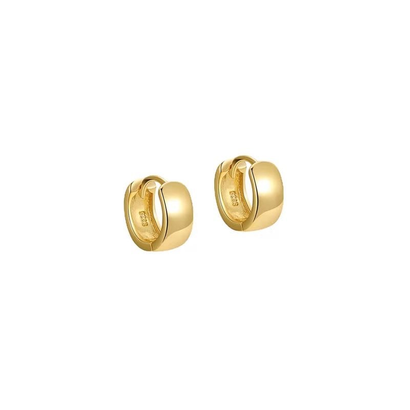 Aros huggies redondos de plata con enchapado en oro con cuerpo ancho