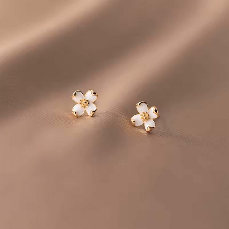 Aros de plata con enchapado en oro modelo flor con esmaltado blanco