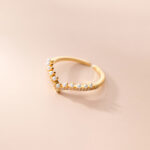 Anillo ajustable de plata italiana con enchapado en oro modelo V con circones y perlas