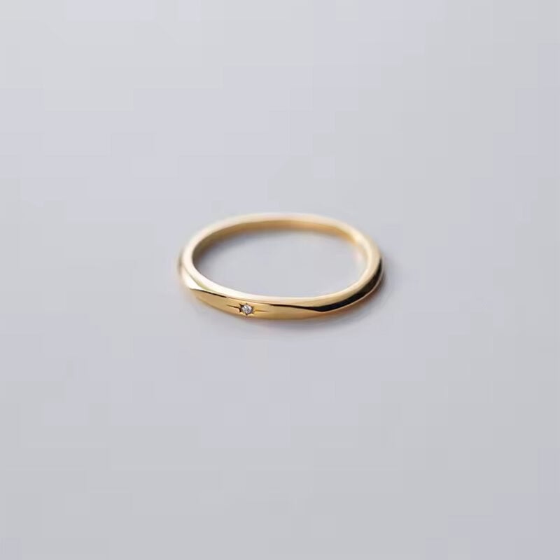 Anillo de plata italiana con enchapado en oro y biselado con circón